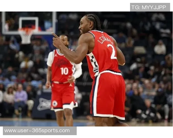 伦纳德半场表现稳健8投4中贡献11分6篮板2助攻1抢断正负值高达15